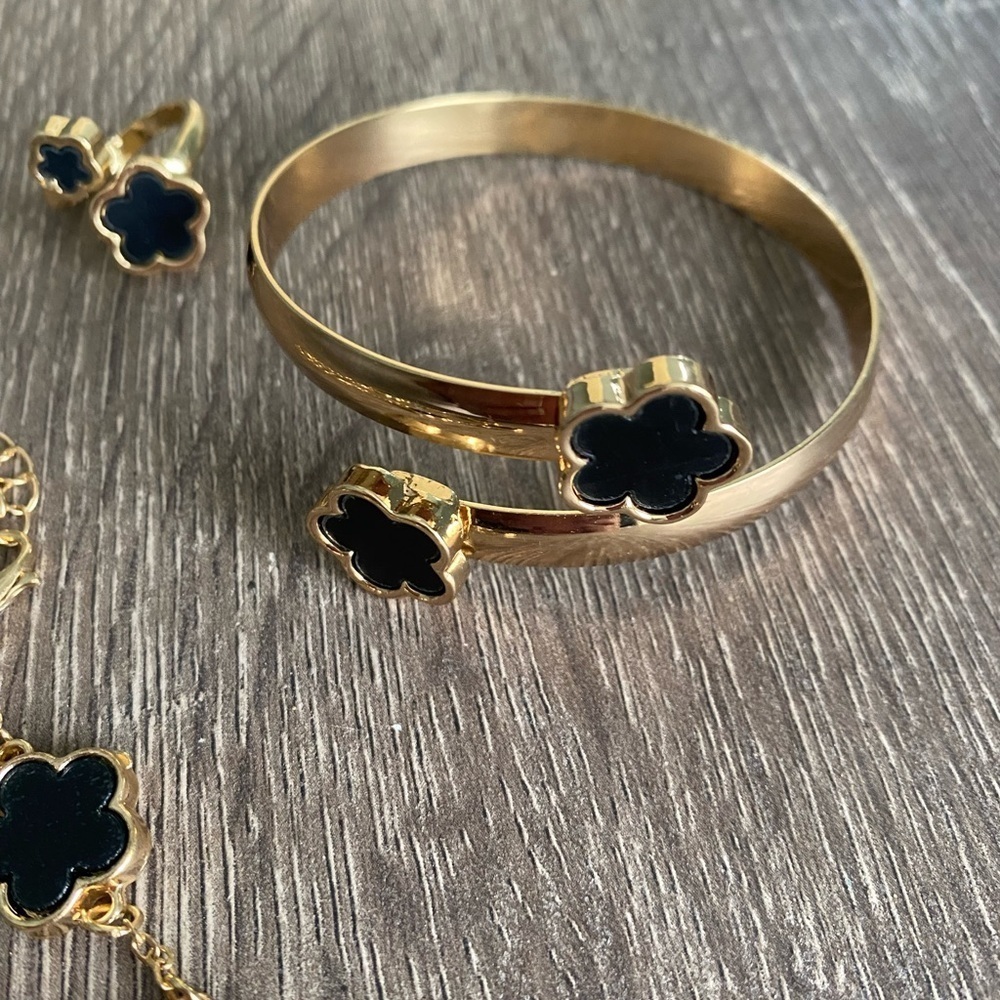 Elegant Black and Gold Clover Floral Jewelry Set - Picture 8 of 11